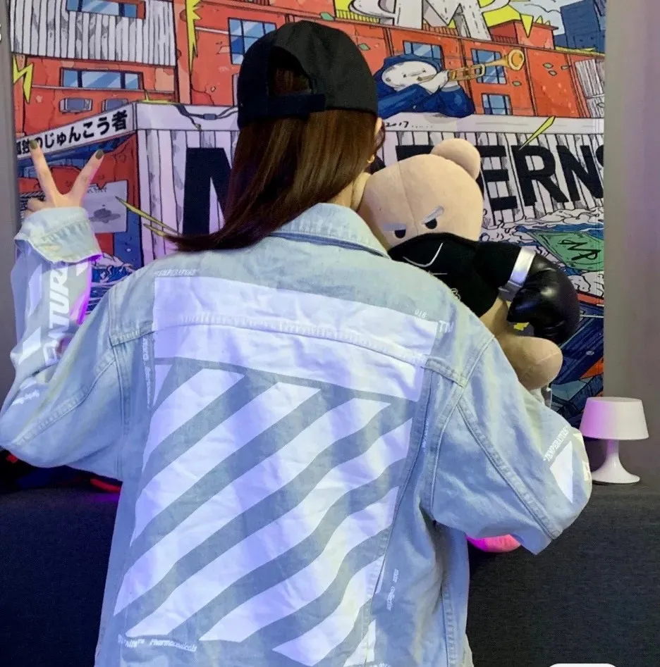 ♻️💯Upper body reference model picture❤️Top tested version OFF WHITE OW new tape patch arrow Zebra Crossing OW men's and women's couple denim jacket original quality 22 brand new official collar label, truly over-the-top version Off-white 2022SS BLACK TAPE ARROWS DENIM JACKET strip denim jacket, distinctive signature, unique high street style! The latest rubber strip industrial style elements in spring and summer (the main focus this season), heavy denim, more tough and retro, the main elements are heavily processed and have a micro profile, which can be worn by both men and women! Street arrow denim, a full set of customized accessories! Strict quality control! The same level as purchasing counters! Extremely difficult, don’t be afraid of any comparison! Color: washed blue Size: XS-L P:560